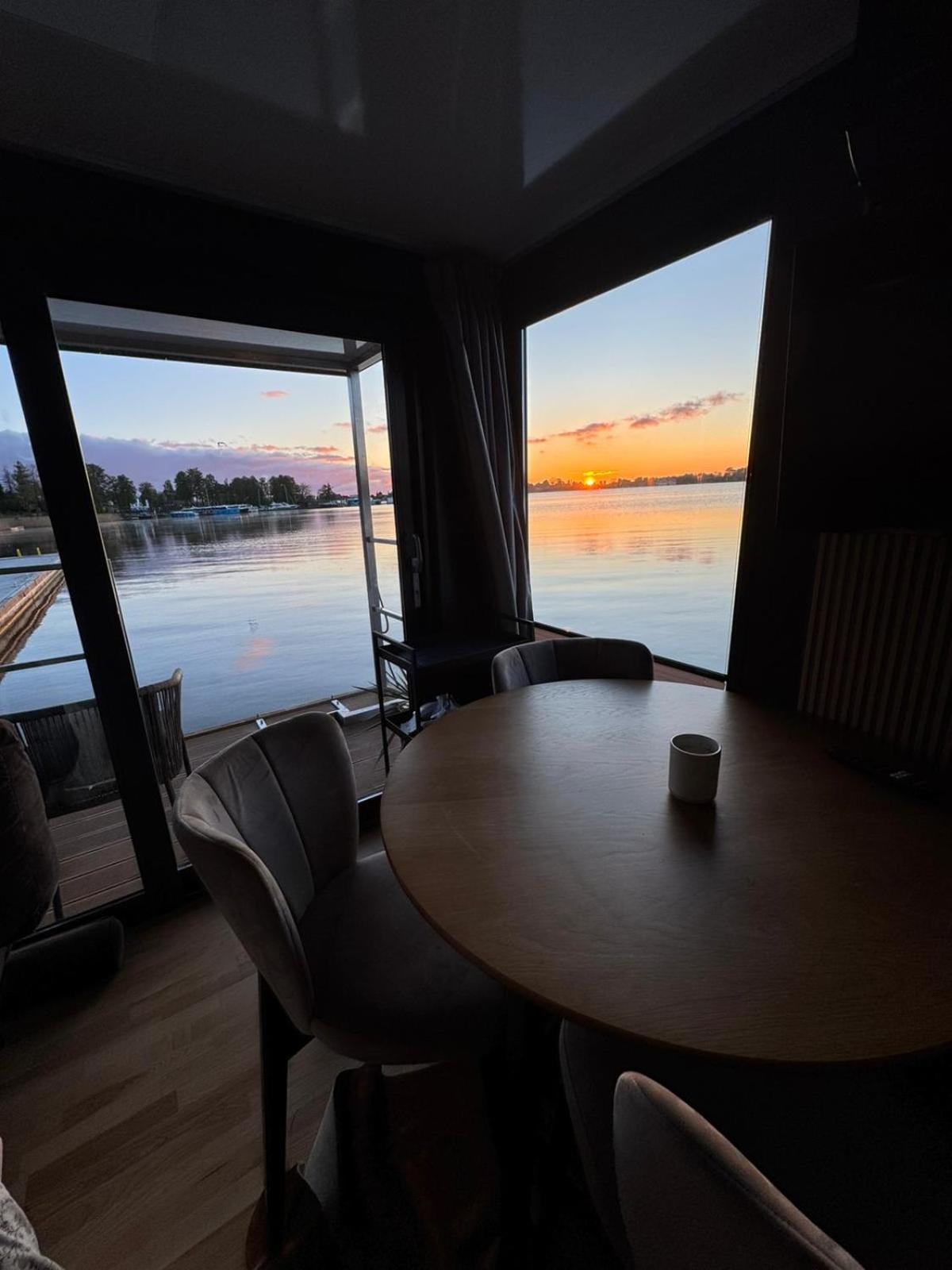Domek Na Wodzie - Houseboat -Sauna, Taras Na Dachu, Dwie Sypialnie Mikołajki Exteriör bild